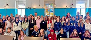 Bürgermeister Christian Scheider mit Stadträtin DI Constance Mochar und Magistratsdirektorin Mag. Isabella Jandl begrüßen die rund 40 Teilnehmerinnen des diesjährigen Töchtertags der Stadt Klagenfurt. Foto: SK / Glinik