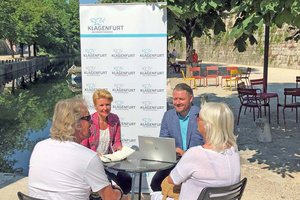 Im Sommer bietet Stadträtin Sandra Wassermann, BA, wieder Sprechtrage im Freien an. Foto: Büro Stadträtin Wassermann
