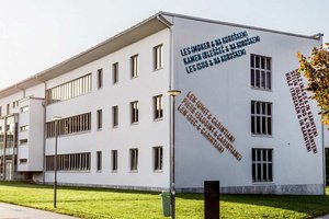 Lawrence Weiner, Schöpfer der Skulptur an der Universität Klagenfurt, verstorben. Foto: AAU/Daniel Waschnig
