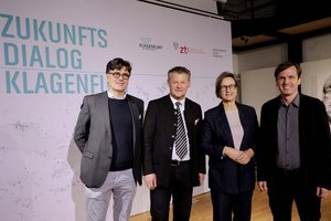 DI Robert Piechl, Bürgermeister Christian Scheider, Vizepräsidentin Barbara Frediani-Gasser von der Ziviltechnikerkammer sowie Vzbgm und Referent für Stadtplanung Ronald Rabitsch beim zweiten Zukunftsdialog Klagenfurt. Fotos: StadtKommunikation/Wajand
