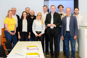 Wohnungsreferent Vizebürgermeister Patrick Jonke begrüßte mit Gerhard Scheucher, MBA die Kursteilnehmerinnen und -teilnehmer bei der Immobilienverwalter-Ausbildung. Foto: StadtKommunikation / Hude