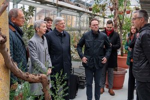 Direktor Wolfgang Muchitsch (Kärnten Museum), LHStvin Gaby Schaunig, LH Peter Kaiser, Reinhold Bachl (Landesimmobilienmanagement) und Roland Eberwein (Leitung Botanischer Garten). Foto: LPD Kärnten/Jannach