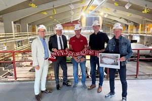 LH Peter Kaiser, Klagenfurts Finanzreferent Vzbgm. Philipp Liesnig, Sportstadtreferent StR Franz Petritz, Landessportdirektor Arno Arthofer und KAC Manager Oliver Pilloni. Foto: Büro LH Kaiser