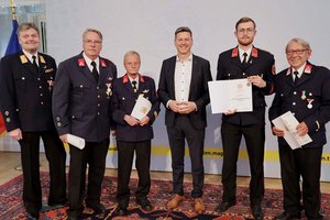 Gerhard Egger, LR Daniel Fellner mit den Ausgezeichneten der FF St. Georgen am Sandhof - Manfred Otti, Franz Felsberger, Daniel Grabner und Gaddo Mandl (v.li.). Foto: LPD Kärnten/Didi Wajand