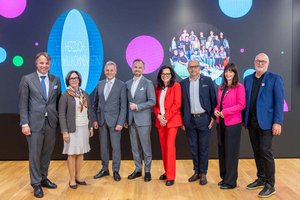 Kärntner Sparkasse-Vorstand Siegfried Huber, Präsidentin Gabriele Semmelrock-Werzer, Johann Lintner, Michael Koren, Ulrike Resei, Udo Bergner, Verena Roßmann und Hans Schönegger bei der Eröffnung von FLiP Kärnten in Klagenfurt. Foto: derhandler