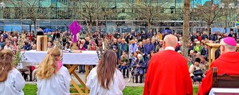 Palmweihe am Domplatz mit Diözesanbischof Dr. Josef Marketz