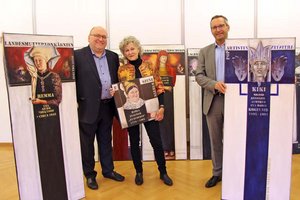 Die Künstlerin Hella Buchner-Kopper mit Kulturreferent Stadtrat Mag. Franz Petritz und Kulturabteilungsleiter Mag. Alexander Gerdanovits bei der Übergabe der Kunstschenkung in der Stadtgalerie. Foto: StadtKommunikation / Wedenig