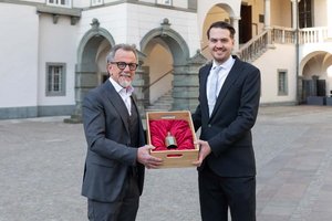 Herwig Seiser übergab die Sitzungs-Glocke des SPÖ-Landtagsklubs an den neuen Klubobmann Luca Burgstaller. Foto: G. Gleiss/kk