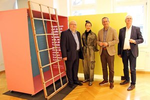 Die Künstlerin Theres Cassini mit Kulturstadtrat Mag. Franz Petritz, Kulturabteilungsleiter Mag. Alexander Gerdanovits und Musilmuseumsleiter Dr. Heimo Strempfl bei ihrer Kunstinstallation „Synthese in der Box“. Foto: StadtKommunikation