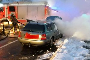 Vor einem Zebrastreifen: Fahrzeugbrand in der Ebentaler Straße. Foto: Berufsfeuerwehr Klagenfurt