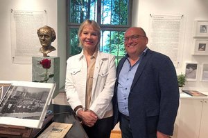 Kulturabteilungsleiter Mag. Alexander Gerdanovits hat die weltberühmte Sängerin Elīna Garanča zum Gustav Mahler-Komponierhäuschen begleitet. Foto: KK