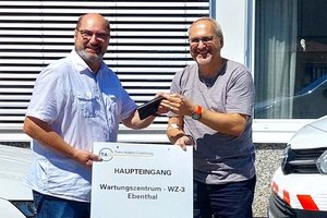 Herr Leitgeb (TAG) mit Bgm Orasch bei der Schlüsselübergabe. Foto: Marktgemeinde Ebenthal