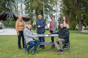 Am Friedhof Annabichl: Ein Ratschbankerl gegen die Einsamkeit. Foto: Johannes Leitner/Caritas