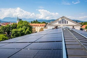Die 185 Paneele wurden  mittlerweile montiert und bilden optisch eine Einheit mit dem Kupferdach. Foto: Elias Jerusalem