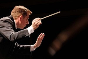 Dirigent Nicholas Milton. Foto: Christoph Mischke