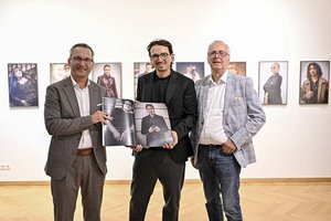 Kulturreferent Stadtrat Mag. Franz Petritz und Musilmuseumsleiter Dr. Heimo Strempfl mit Fotograf Arnold Pöschl in der Ausstellung „Hometown“. Foto: StadtKommunikation / Helge Bauer