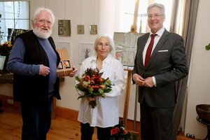 LH Kaiser gratulierte dem großen Kärntner Künstler zum 80. Geburtstag. Foto: LPD Kärnten/Dietmar Wajand