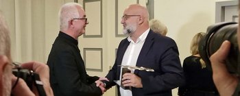 Der in Graz lebende Villacher Journalist Michael Tschida nimmt den Lyrikpreis von STW-Vorstand Dipl.-Ing. Erwin Smole entgegen. Foto: Mein Klagenfurt