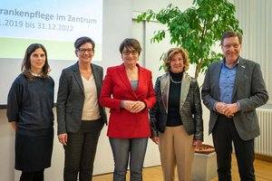 Landeshauptmannstellvertreterin Beate Prettner, Heidi Stockenbojer, HiZ-Projektkoordinatorin Maga. (FH) Anita Freithofnig-Aigner (v. re). Foto: Caritas  