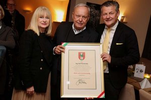 Bürgermeister Christian Scheider überreichte Ing. Karl Kanovsky an seinem 70. Geburtstag die Dank und Anerkennungs-Urkunde. Foto: StadtKommunikation/Wajand