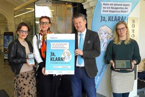 Bürgermeister Christian Scheider und Magistratsdirektorin Mag. Isabella Jandl freuen sich mit den Mitarbeiterinnen des Bürgerservicebüros, Tanja Maryodnig und Christina Jäger, über den Erfolg des Online-Tools „KLARA“. Foto: SK
