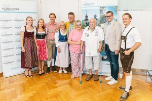 Seit 50 Jahren Urlaub in Klagenfurt: Deutsche Familie für Gästetreue geehrt. Foto: StadtKommunikation/Zangerle Seit 50 Jahren Urlaub in Klagenfurt: Deutsche Familie für Gästetreue geehrt. Foto: StadtKommunikation/Zangerle