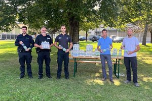 Mitarbeiter der Stadt und Stadtwerke verteilen noch bis Sonntag 15 Uhr kostenlos Wasserflaschen im Innenhof der Stadtwerke Klagenfurt AG. Foto: StadtKommunikation/Unterkircher