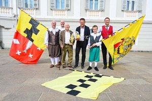 Bürgermeister Christian Scheider mit den Fahnenschwingern aus Brüssel und David Werdinig bei der Vorführung am Neuen Platz. Foto: StadtKommunikation / Hronek