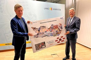 Landessportdirektor Arthofer und Sportreferent Landeshauptmann Kaiser präsentieren die Österreichische Sportstättendatenbank. Foto: Büro LH Kaiser