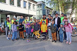 Bildungsreferent Vizebürgermeister Ronald Rabitsch mit Kindern, Eltern und Vertretern der „Radlobby“, die heute mit dem „BiciBus“ zur Volksschule Welzenegg geradelt sind. Foto: StadtKommunikation / Wedenig