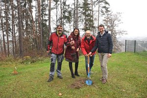 Naturschutz-Landesrätin Sara Schaar überbrachte in Ebenthal eine Förderung über 12.816 Euro für das Naturschutz-Projekt „Baumlandschaften Ebenthal“. Foto: Foto: Büro LR.in Schaar