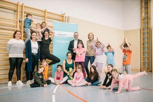 In der schulischen Nachmittagsbetreuung der Volksschule Annabichl wird nun das KROKI-Kinderyoga angeboten und die Kinder sind begeistert. Foto: StadtKommunikation / Zangerle