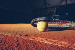 In Sportarten wie etwa dem Hallentennis halten die Spieler ausreichend Abstand.