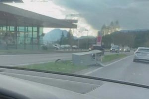 Betrunkener Autofahrer krachte gegen Radarkasten. Foto: Instagram/Klagenfurt Elite
