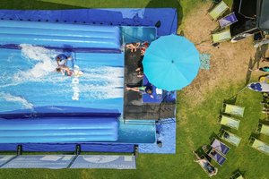 Die mobile Surfwelle steht bis 19. Juli im Kurpark Velden und wandert dann weiter nach Reifnitz (bis 09. August) und Bodensdorf am Ossiacher See (bis 30. August). Foto: Marc Metzler/Wörthersee Rosental Tourismus