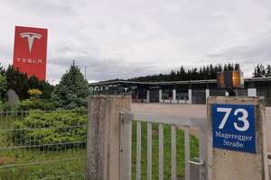 Tesla ist in der Mageregger Straße 73 beheimatet, einer früheren Mercedes Teissl-Werkstätte.