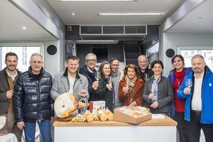 Fahrendes italienisches Restaurant am Pfarrplatz. Foto: StadtKommunikation / Zangerle