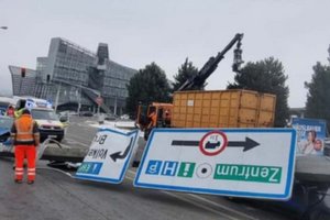 Überkopfwegweiser am Südring von ausgefahrenem LKW-Kran umgerissen. Foto: Klagenfurt Elite