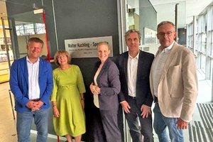 Bürgermeister Christian Scheider, Familienangehörige des ehemaligen Direktors und Initiatoren der Umbenennung der Sporthalle des BG/BRG Lerchenfeld in „Walter Kuchling-Sporthalle“. Foto: Büro Bürgermeister