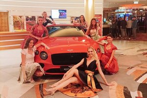 Die Models von 1st Place Models waren ein echter Hingucker bei der Modeshow von Trachten & Leder Suchodolski im Casino Velden. Hier zu sehen mit Beatrice Körmer. Foto: Privat