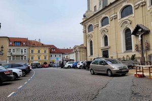 Regungslos saß ein 83-Jähriger am Pfarrplatz hinter dem Steuer seines Autos. Foto: Mein Klagenfurt