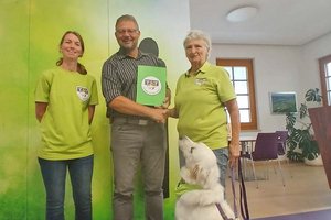 Tierschutzqualifizierte Hundetrainerin Patrizia Rafeiner, Bürgermeister Wolfgang Ogris, Ausbildungsleiterin und Obfrau Cornelia Lorenz mit Therapiebegleithund Koroška. Foto: ThT