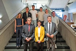 LH Daniel Fellner mit Vizerektorin Doris Hattenberger, Projektbetreuer Thomas Brandauer und den neuen Studierenden, die in diesem Semester in das Projekt „Spitzensport und Studium“ starten. Foto: LPD Kärnten/Varh