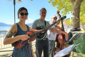 Kummts-eina-Konzert in der Osterwitzgasse mit den „Swinging Strings“. Foto: _c_Peterl