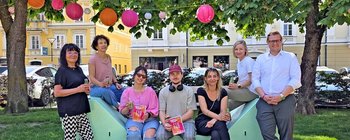Mag. Inga Horny, Geschäftsführerin des Stadtmarketing Klagenfurt, und Julian Geier, Wirtschafts- und Tourismusreferent, mit den Organisatoren und Unterstützern des Open Air Musikfestivals „Urban Echo“. Foto: Mein Klagenfurt