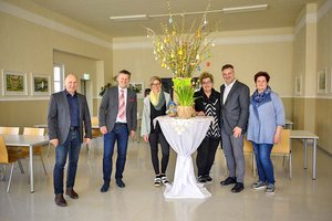 Bürgermeister Christian Scheider mit Sozialabteilungsleiter Joachim Katzenberger, dem Volksküche-Team Annemarie Simtschitsch, Sonja Plasch, Romana Plasch und „FeineKüche“-Chef Adolf Kulterer. Foto: StadtKommunikation / Kulterer