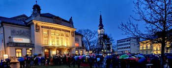 Start des von der ÖH der Universität Klagenfurt und weiteren 30 Mitveranstaltern organisierten Demonstrationszuges war vor dem Stadttheater.