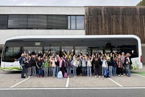 Zu den ersten Fahrgästen gehörten die Schüler der Klassen 3a und 3b der Volksschule Welzenegg. Foto: Stadtwerke Klagenfurt