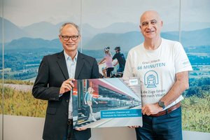Klaus Ehrenbrandtner, Geschäftsführer der Kärnten Werbung und Georg Overs, Projektträger des Zentrums für nachhaltige Destinationsentwicklung Kärnten (NDK) präsentieren touristische Maßnahmen rund um den Start der Koralmbahn. Foto: Kärnten Werbung