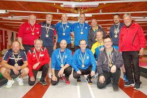 KC Philips, Cupsieger KSK Klagenfurt-Magdalensberg und VAS Villach mit KSKV Verbandssekretär Helmut Müller (rechts). Foto: KSK Klagenfurt-Magdalensberg